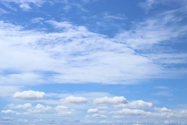 Белое облако на голубом небе, естественный фон . — стоковое фото
