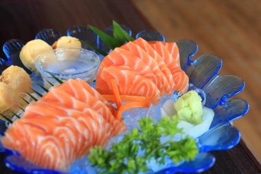 Çiğ somon dilimi ya da somon balığı taze hizmet taze wasabi, Japon yemekleri tarifi ile buzda.