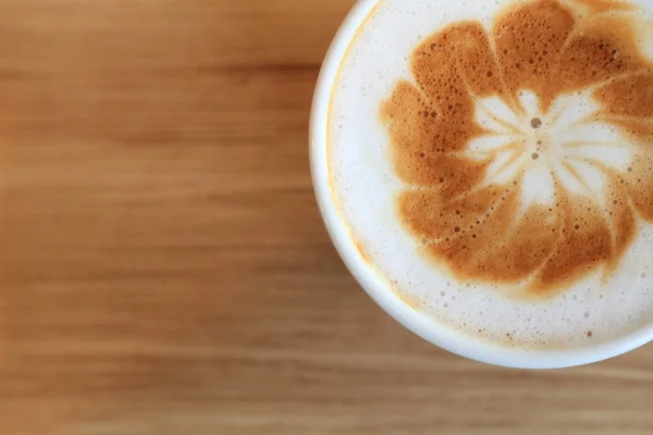 Gros plan de latte art dans une tasse à café avec espace vide sur fond en bois . — Photo