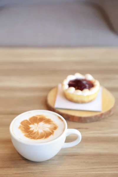 Чашка кофе с латте и клубничный пирог на деревянном фоне . — стоковое фото