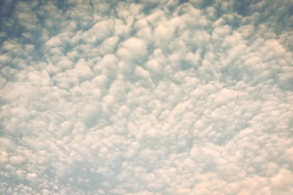 Nuvola bianca scaturita sul cielo blu, processo in tonalità vintage . — Foto Stock