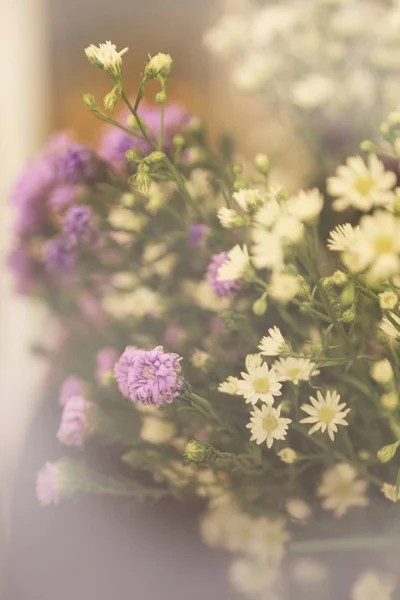 Süße und weiche Sträuße mit kleinen lila und weißen Blüten. — Stockfoto