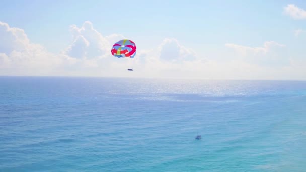 Parasailing Στην Καραϊβική Εναέρια Drone — Αρχείο Βίντεο