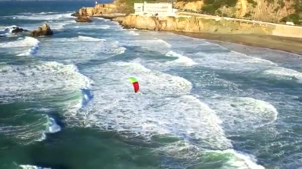 Vista Del Dron Del Surfista Del Viento Montando Olas Playa — Vídeo de stock