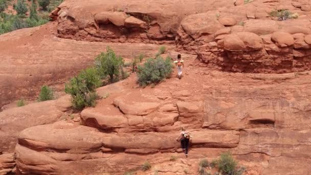 Klimmen Rode Rotsen Sedona Met Yoga Matten — Stockvideo