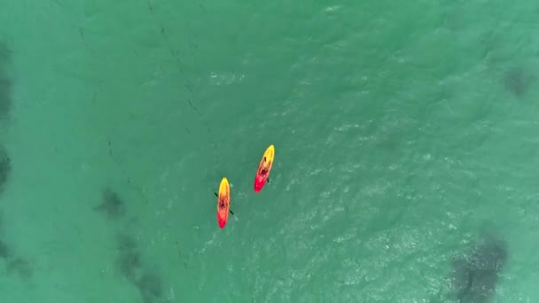 Arriba Disparó Par Kayak Dron Aéreo Del Agua Del Océano — Vídeo de stock