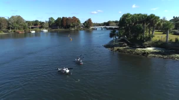 Dron Aéreo Disparó Gente Kayak Primavera Cristal Florida — Vídeo de stock