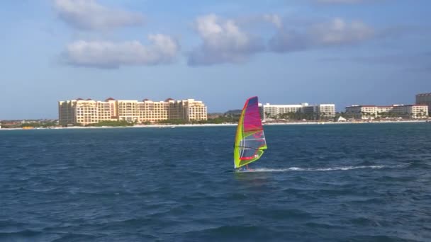 Αργή Κίνηση Shot Άνθρωπος Wind Surfing Τροπικό Ωκεανό Παραλία Θέρετρο — Αρχείο Βίντεο