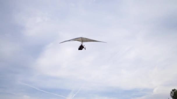Hänga Segelflygplan Himlen Slow Motion Närbild — Stockvideo