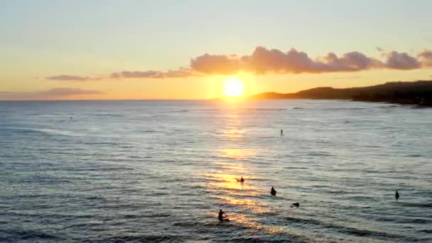 Surfistas Atardecer Cinemático Aviones Tripulados Metraje Hawaii — Vídeo de stock