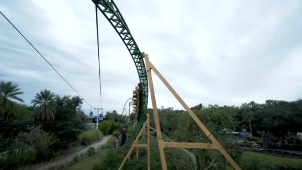 Montaña Rusa Revés Cámara Lenta Parque Temático — Vídeos de Stock