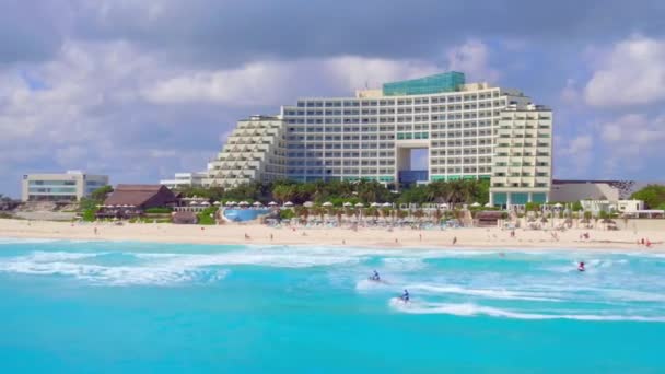 Dois Jetskis Oceano Azul Frente Aos Hotéis Resort Por Drone — Vídeo de Stock