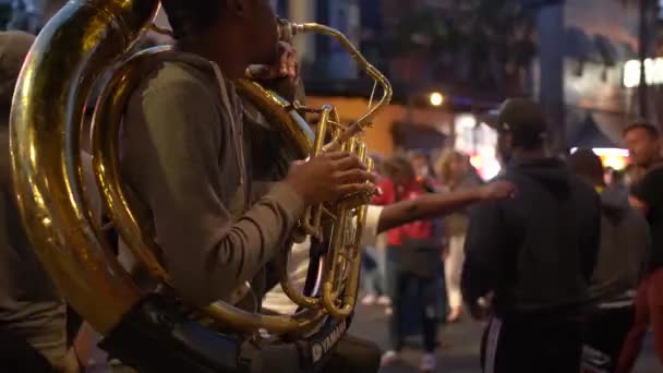 Street Zenész Táncos Turistákkal Francia Negyed — Stock videók