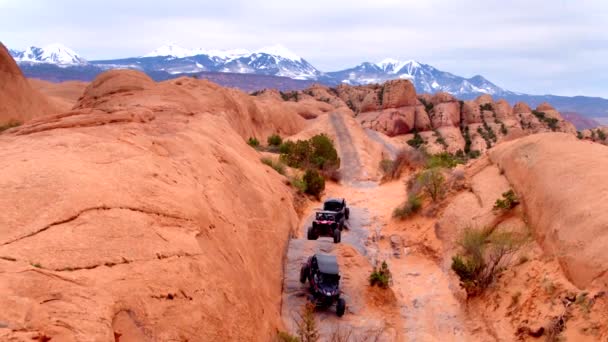 沙土峡谷上的沙丘小车 用来挡路 — 图库视频影像