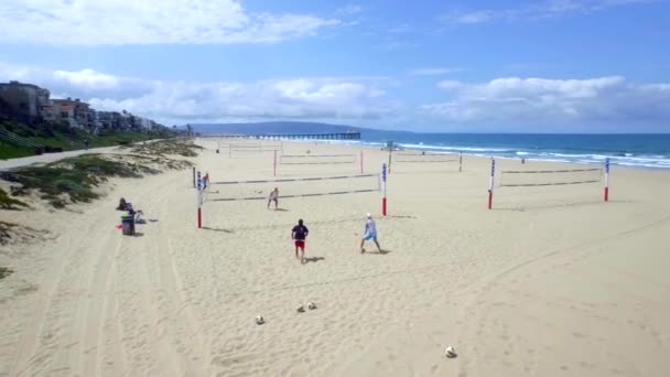 天气晴朗时人们玩沙滩排球的鸟瞰图 图库视频片段