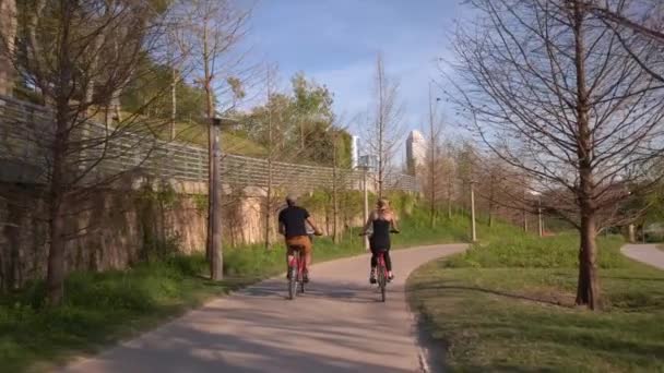 Couple Cycling Houston Park Tracking Shot — Stockvideo