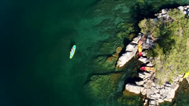 用无人驾驶飞机在翡翠湾湖中竖立桨板 免版税图库视频片段