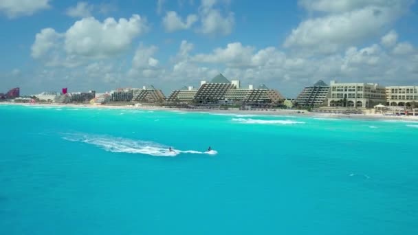Otel Odalarının Önünde Mavi Okyanusta Iki Jet Ski — Stok video