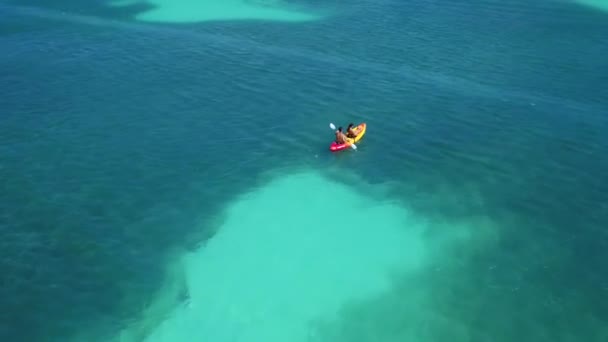 Drone Aereo Coppia Kayak Blu Oceano Tropicale — Video Stock