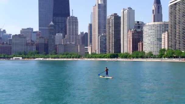Man Paddleboards Στη Λίμνη Michigan Chicago Ορίζοντα — Αρχείο Βίντεο