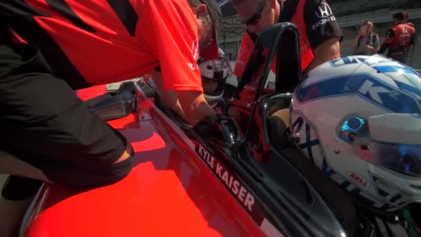 Joven Mujer Sube Carrera Coche Indy Speedway — Vídeo de stock