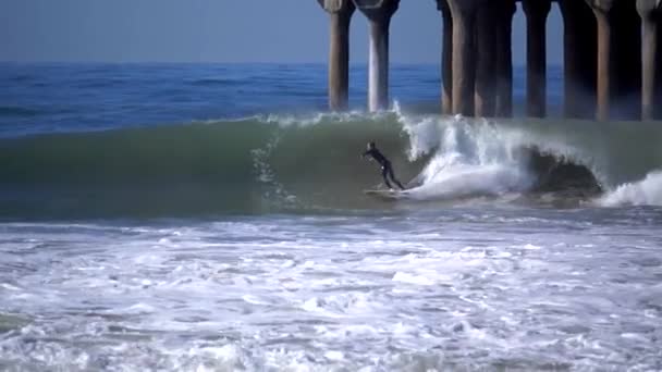 Surfista Surfe Câmera Lenta Monta Onda Praia Oceano — Vídeo de Stock