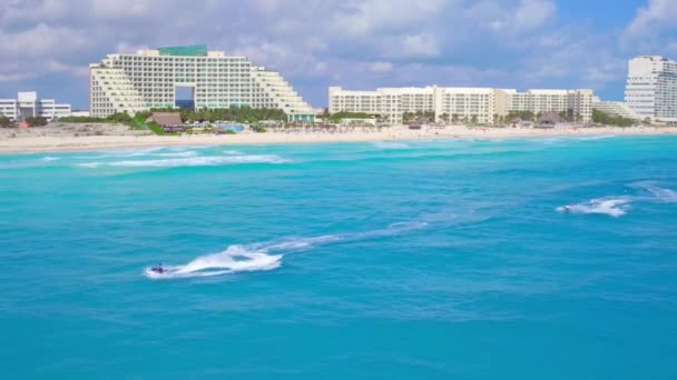 Due Jetski Blu Oceano Fronte Resort Hotel Con Drone Aereo — Video Stock