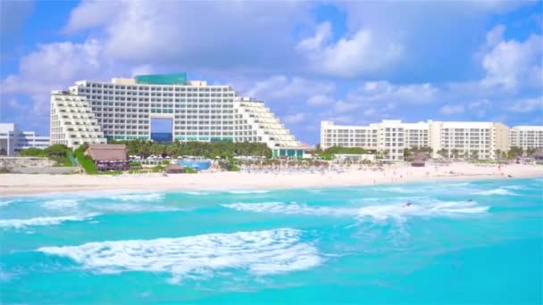 Dvě Tryskové Lyže Modrém Oceánu Před Rekreačními Hotely Leteckými Drony — Stock video