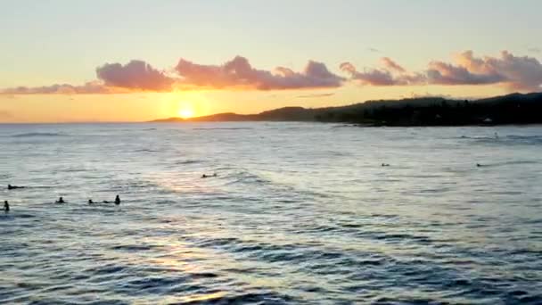 Cinemático Surfistas Hawaii Atardecer Drone Aéreo — Vídeos de Stock