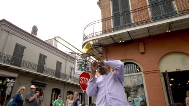ストリートミュージシャンが観光客のために演奏 フレンチ クオーター ニューオーリンズ — ストック動画