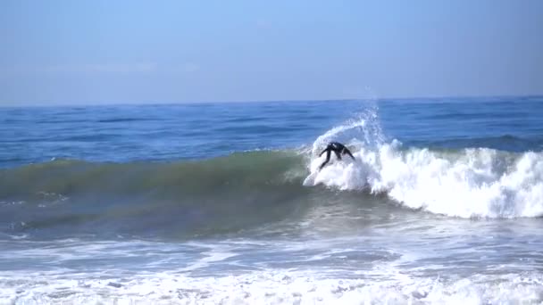 Surfista Monta Onda Oceano Surf Câmera Lenta — Vídeo de Stock