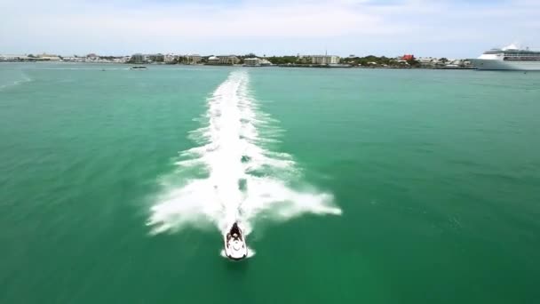Arka Planda Yolcu Gemisi Olan Jet Ski Süren Bir Adam — Stok video