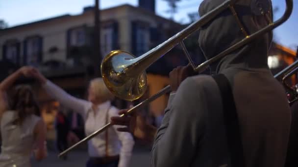 街头音乐家在法语区为游客表演 — 图库视频影像
