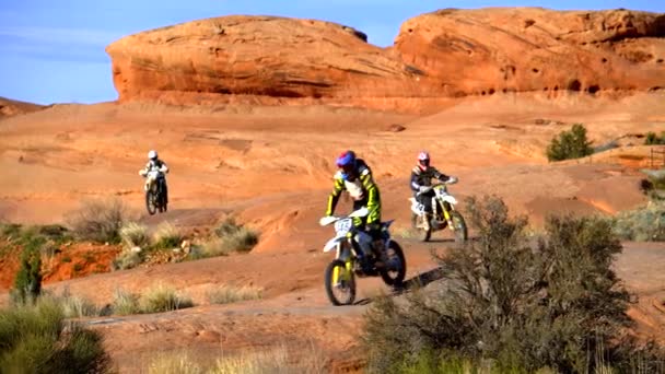 在沙漠峡谷里骑越野车的人慢行 — 图库视频影像