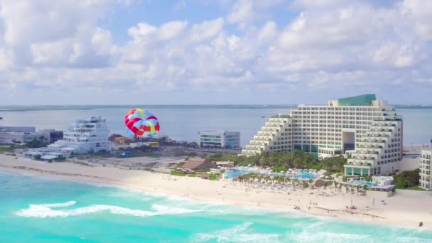 Parasailing Por Balneario Caribeño Por Dron Aéreo — Vídeos de Stock