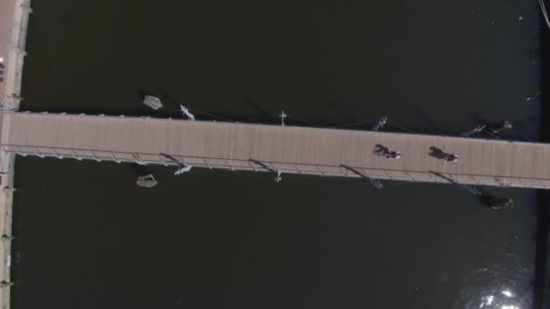 港湾内跨越大桥的夫妇自行车 免版税图库视频
