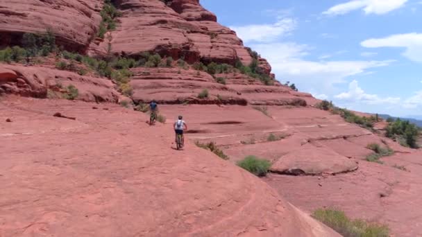 在塞多纳的红色岩石上骑山地自行车 — 图库视频影像