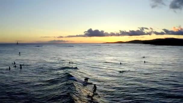 电影4K夜间冲浪在夏威夷航空无人机 — 图库视频影像