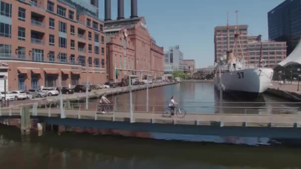 Casal Bicicletas Através Ponte Porto Interno Baltimore — Vídeo de Stock