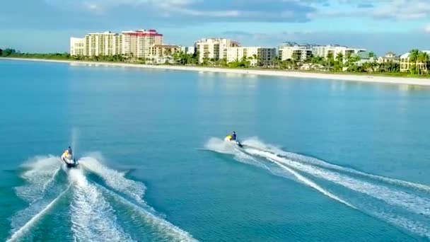 Zwei Jetskis Rasen Über Blaues Wasser — Stockvideo