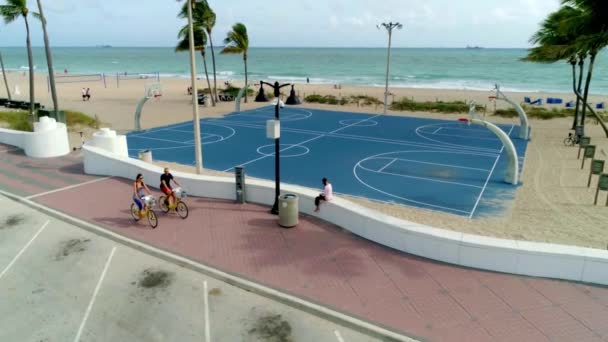 Turistas Andando Bicicleta Praia Aérea Drone Calçadão — Vídeo de Stock