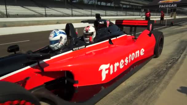 Hombre Mujer Carrera Coche Indy Speedway — Vídeos de Stock