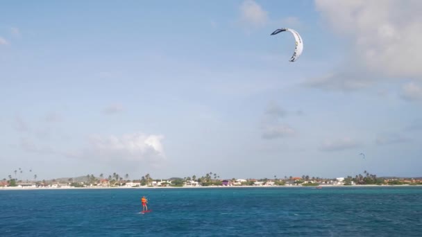 Slow Motion Shot Van Mens Vlieger Surfen Tropische Oceaan Strand — Stockvideo