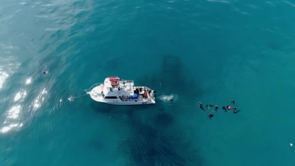 Аквалангисты Лодки Океане Глубоководный Вид Воздуха — стоковое видео