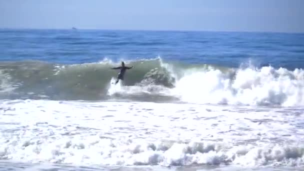 Slow Motion Surfen Surfer Rijdt Golf Oceaan Strand — Stockvideo