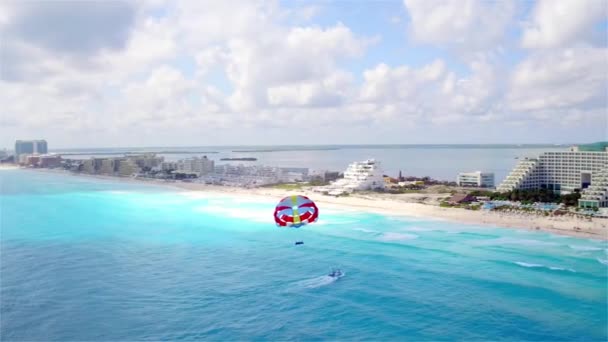 Parasailing Por Balneario Caribeño Por Dron Aéreo — Vídeos de Stock