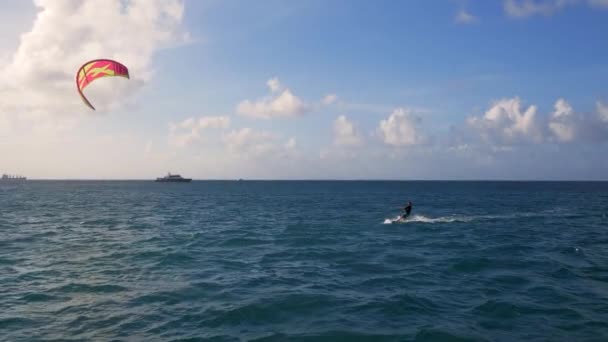Άνθρωπος Kite Surfing Wind Surfing Στον Τροπικό Ωκεανό — Αρχείο Βίντεο