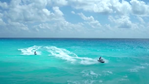 Erkekler Kadınlar Mavi Okyanusta Jet Ski Üzerinde — Stok video