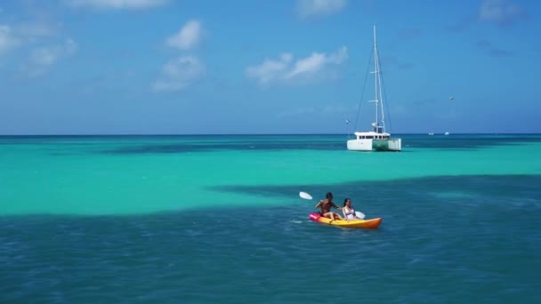 Drone Aereo Coppia Kayak Blu Oceano Tropicale — Video Stock