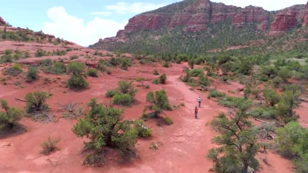 Mountain Bike Sobre Rochas Vermelhas Sedona — Vídeo de Stock